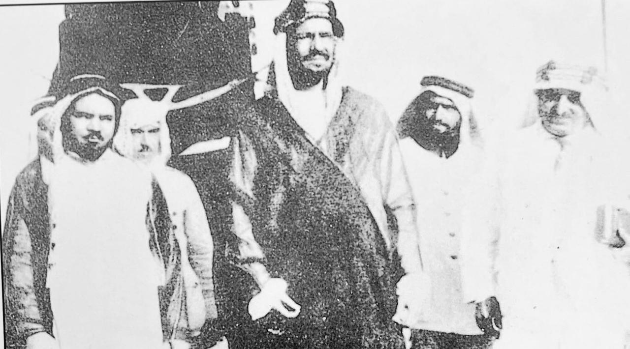 لقطة نادرة للملك عبد العزيز تجمعه بالشيخ حافظ وهبة وأمين الريحاني