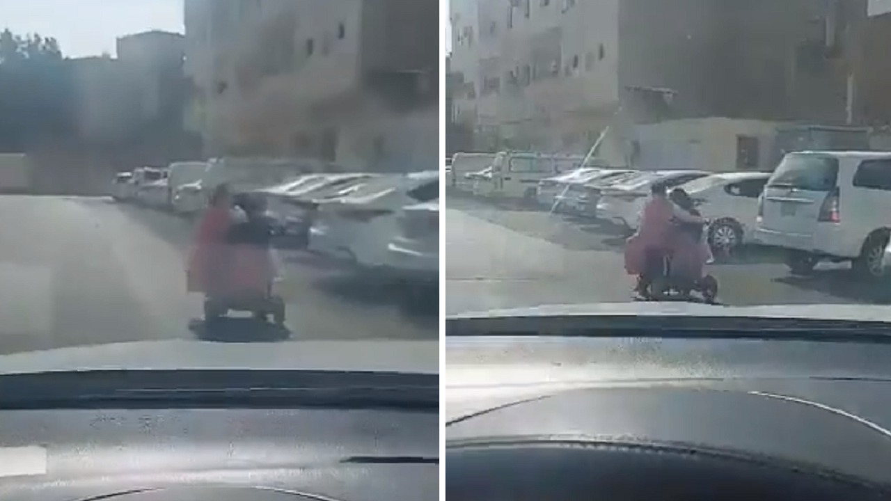 سيدة تقوم بإيصال ابنتها إلى المدرسة عبر كرسيها المتحرك.. فيديو