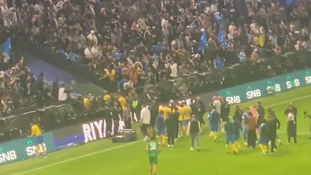 لحظة مغادرة لاعبو النصر قبل التتويج .. فيديو