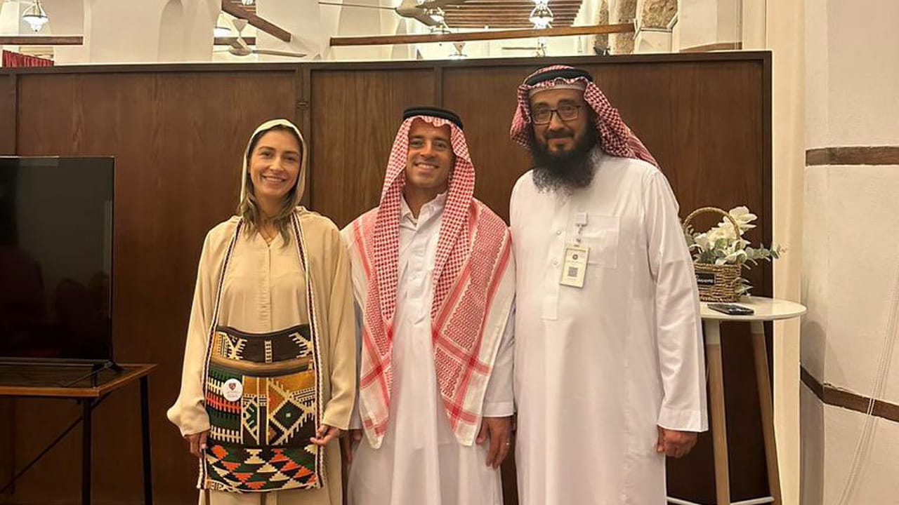 للتعرف على الإسلام  ..  تياغو ميلو وعائلته يزورون أقدم مساجد جدة