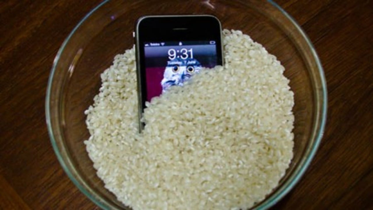 أبل تحذر من وضع الهواتف المبللة في الأرز