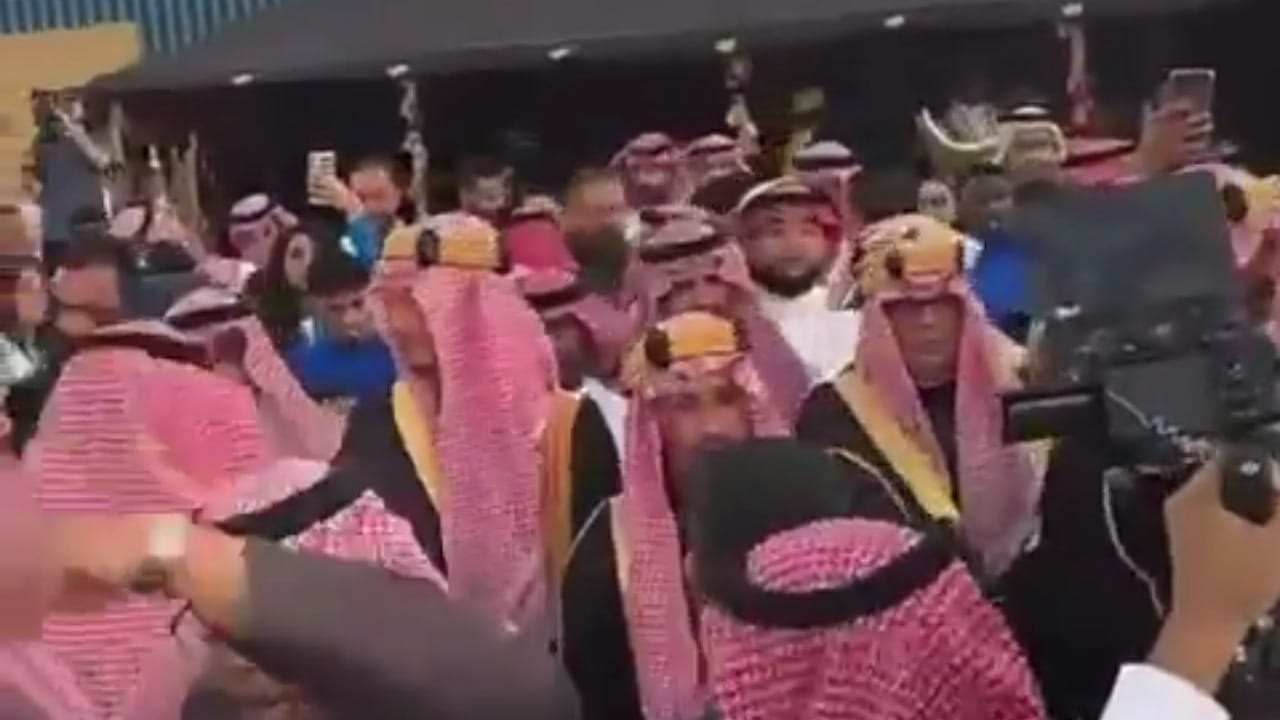 نيمار يرتدي البشت ويحتفل بيوم التأسيس .. فيديو
