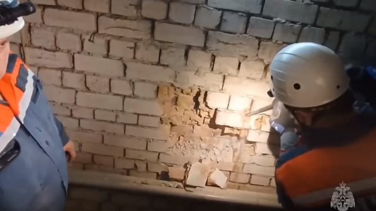 إنقاذ فتاة روسية بعد أن علقت بين جداري مبنى سكني لـ 3 أيام