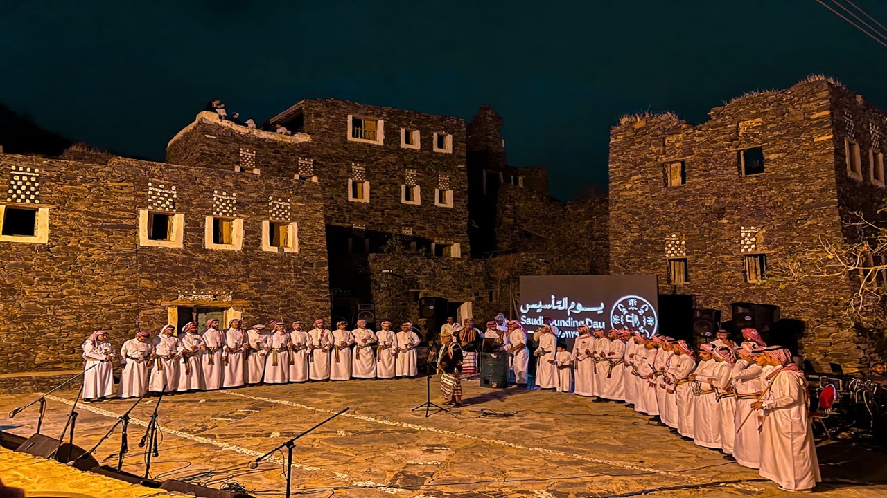 القرية التراثية برجال ألمع تحتفي بيوم التأسيس بفقرات متنوعة