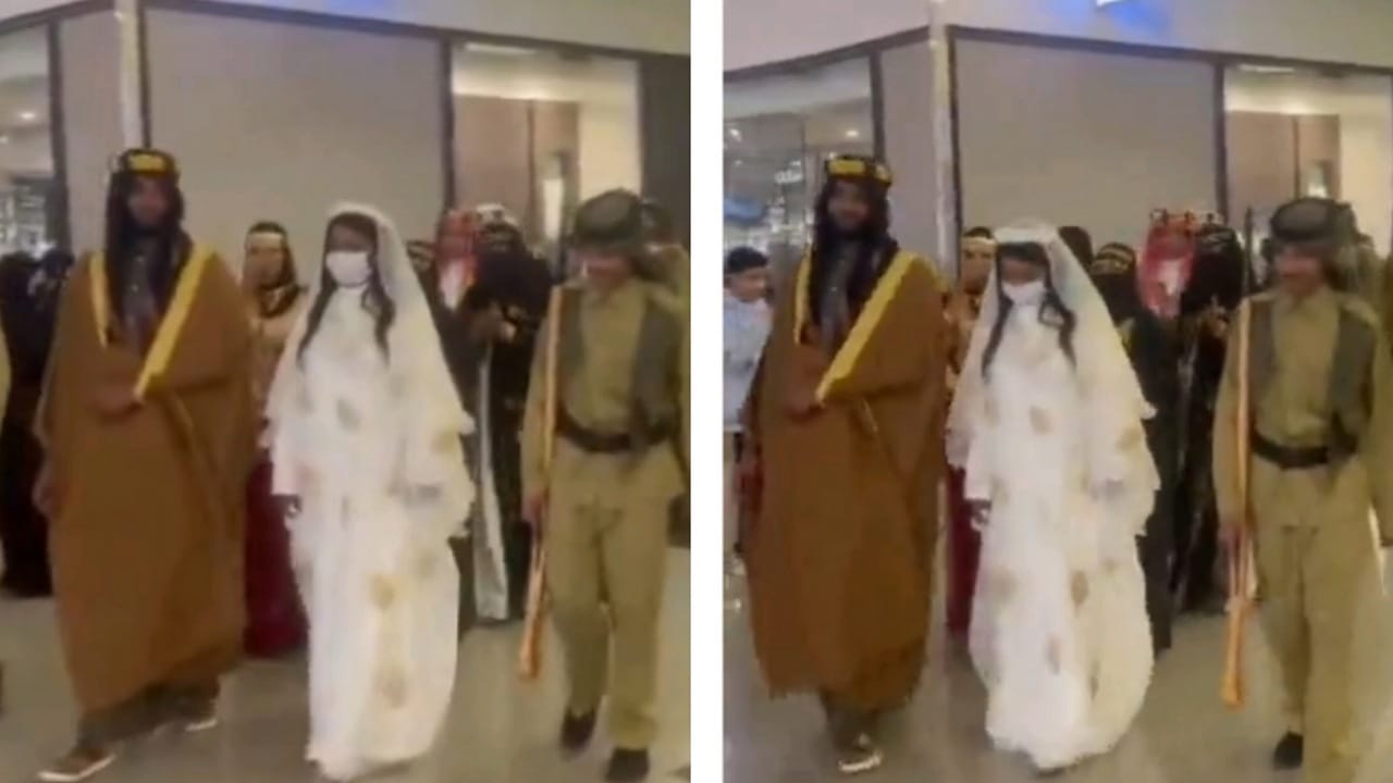 شاب يحتفل بزواجه بالزي التراثي بمناسبة يوم التأسيس .. فيديو