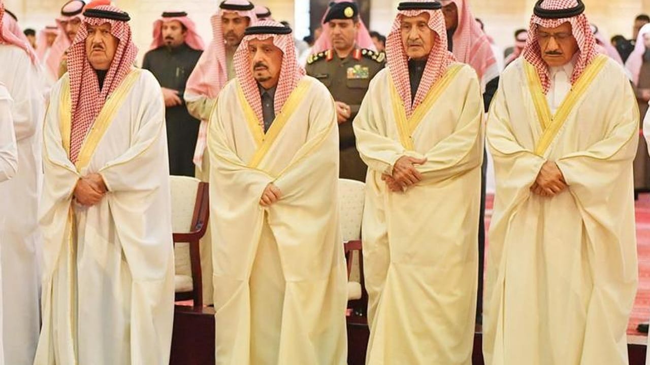 أمير الرياض يؤدي صلاة الميت على الأمير فهد بن جلوي ووالدة الأمير خالد بن عبدالعزيز