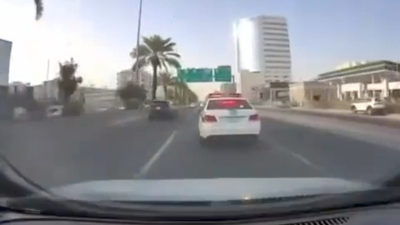 استجابة فورية من رجال الأمن بعد بلاغ شاب بوجود العلم السعودي على الأرض .. فيديو