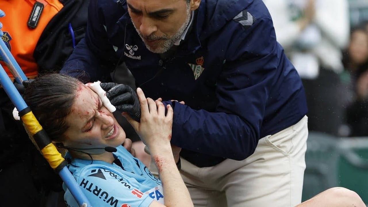 إصابة خطيرة لحكمة مباراة في الدوري الإسباني