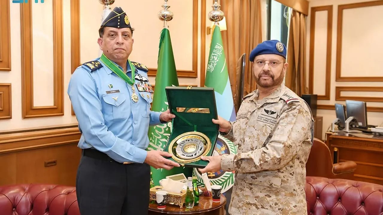 خادم الحرمين يوافق على منح رئيس أركان القوات الجوية الباكستانية وسام الملك عبدالعزيز
