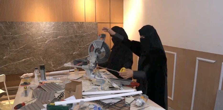 فتيات سعوديات يمتهن البناء وأعمال الدهانات بطاقم نسائي متكامل .. فيديو
