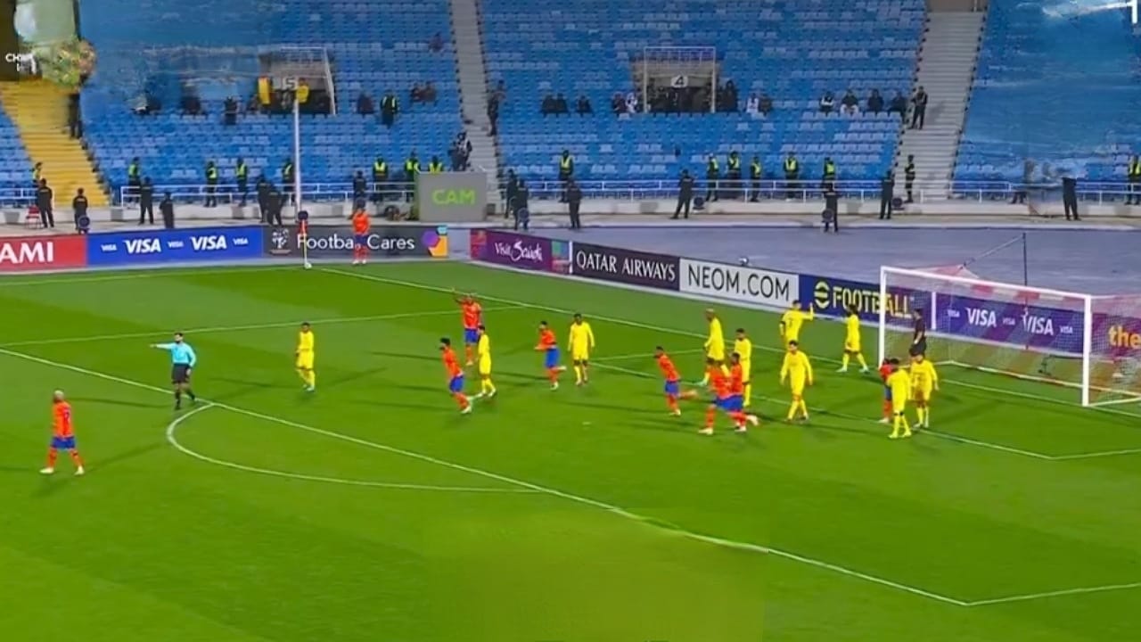 لاعبو الفيحاء يعترضون على الحكم بسبب ضربة ركنية .. فيديو