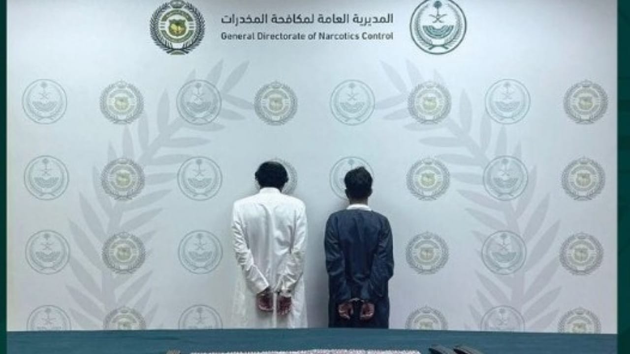 ضبط مواطنين روجا للمخدرات وبحوزتهما أسلحة في الرياض