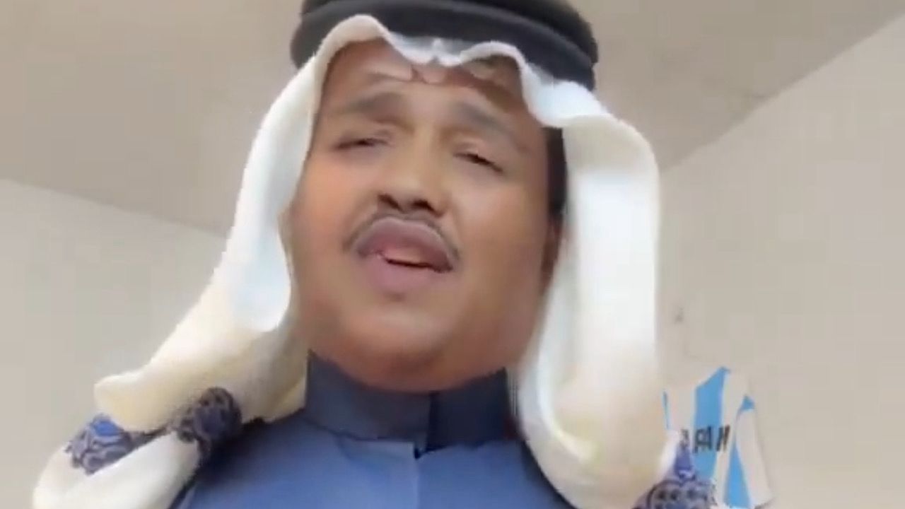 شاب يلفت الانتباه بتقليده لشخصية محمد عبده ..فيديو