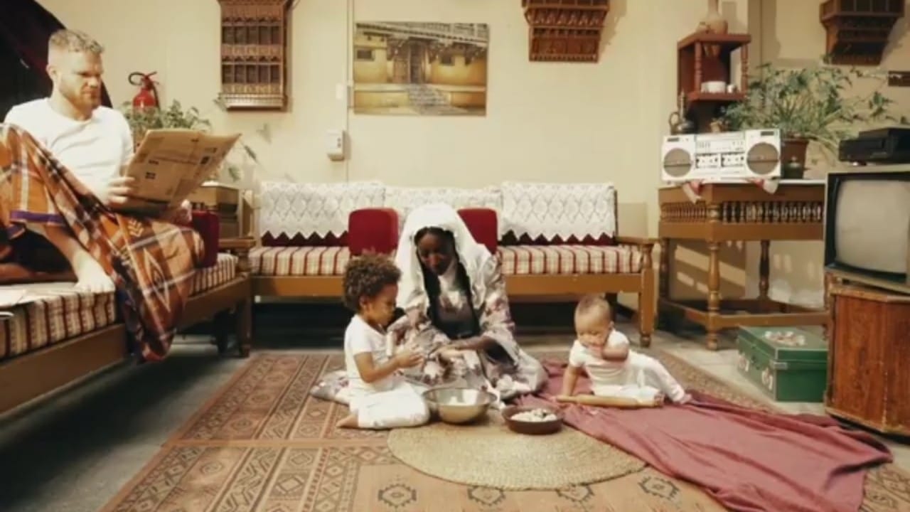 عبير سندر وأطفالها وزوجها البريطاني يشاركون بيوم التأسيس .. فيديو