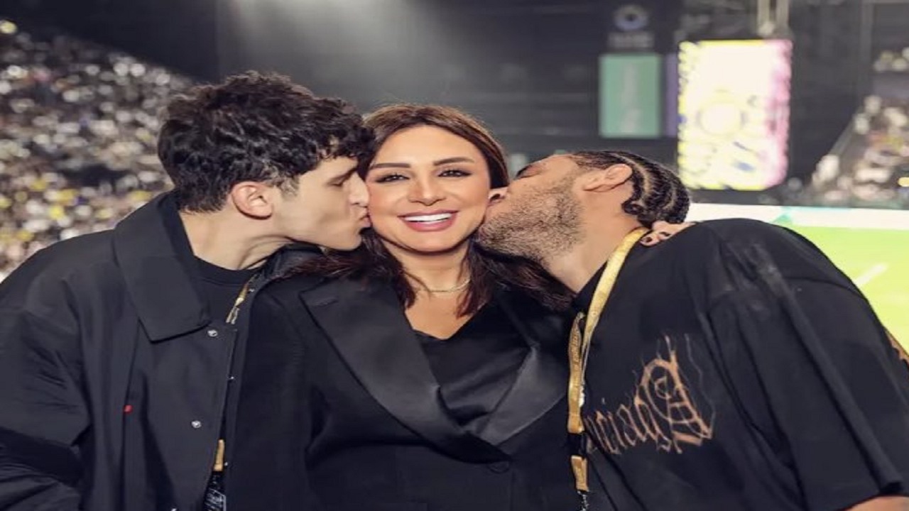 قبلات أنغام وأبنائها تخطف الأنظار في المملكة أرينا