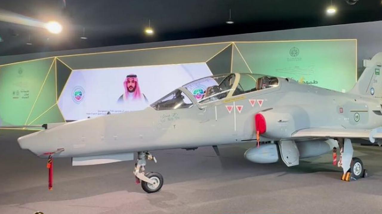 لقطات مصورة لـ طائرة هوك تي 165 المصنوعة بالكامل بأيادٍ سعودية .. فيديو