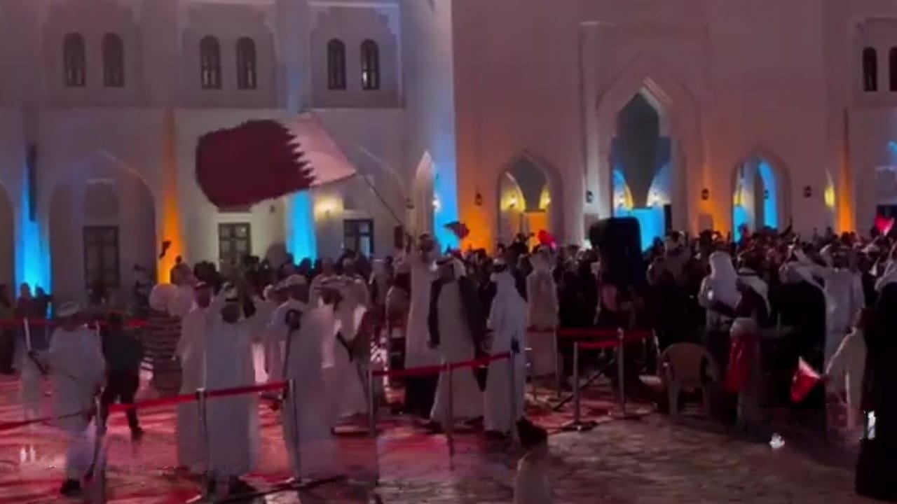 الجماهير القطرية تحتفل بعد التأهل للنهائي .. فيديو