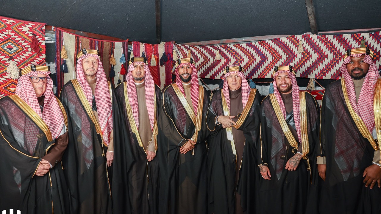 هكذا احتفل لاعبو الهلال والجهازين الفني والإداري بيوم التأسيس .. فيديو