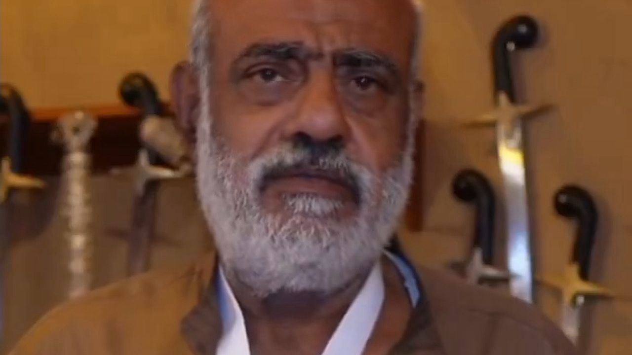 قصة حرفي سعودي قضى 65 عاما في صناعة السيوف العربية .. فيديو
