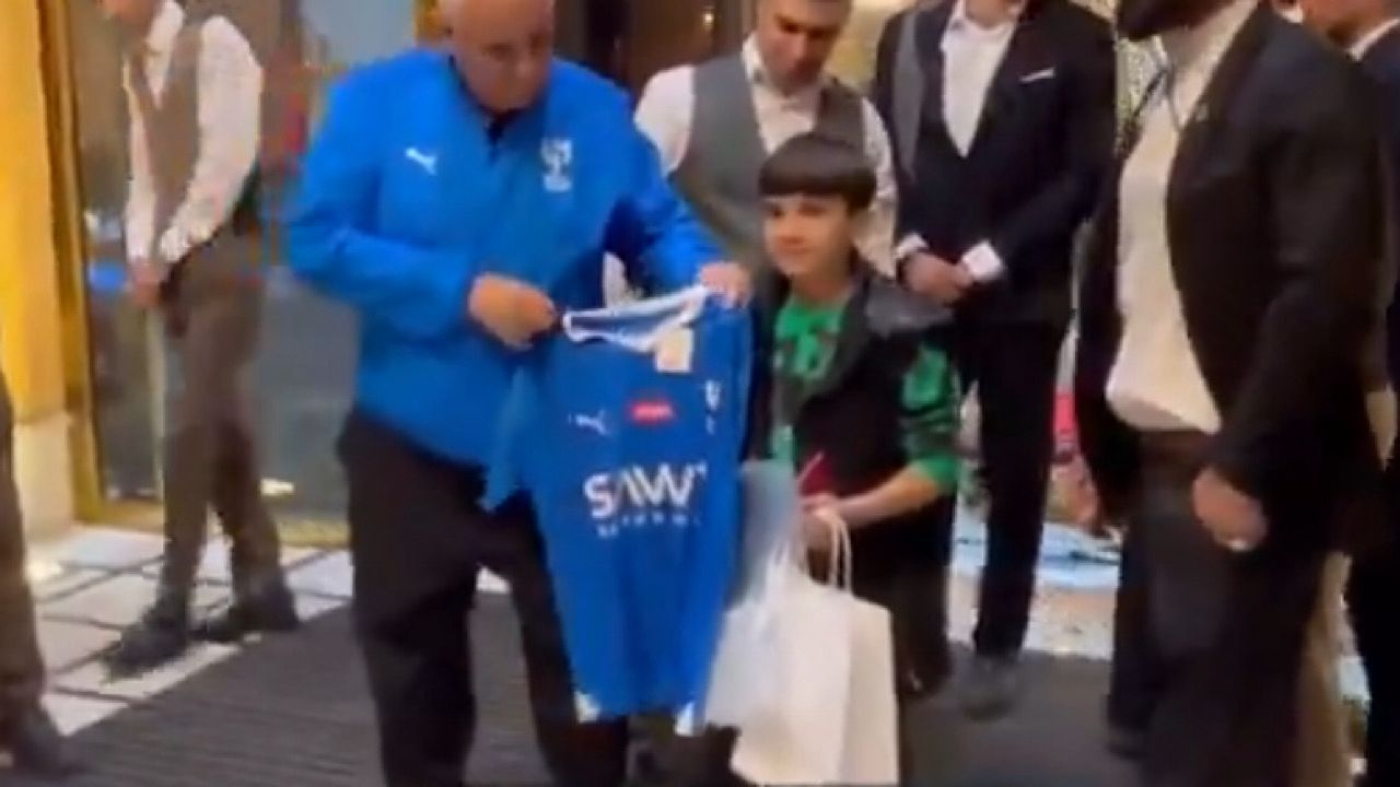 قميص الهلال هدية لطفل إيراني .. فيديو