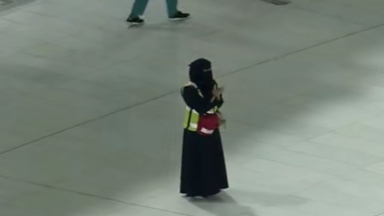 دموع إحدى العاملات في الحرم المكي لحظة دعاء الشيخ ياسر الدوسري .. فيديو
