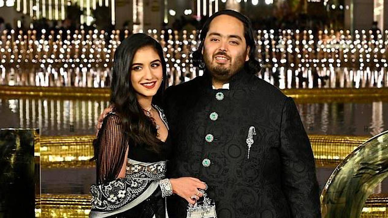 كلمات مؤثرة لنجل أغنى أسرة بالهند في حفل زفافه الضخم .. فيديو