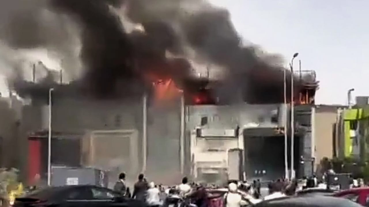 حريق هائل في مقار عدد من البنوك بالقاهرة .. فيديو