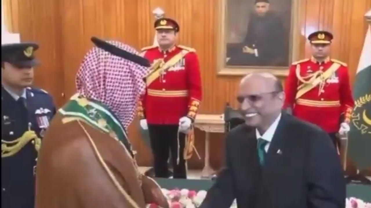 رئيس باكستان يقلد الأمير خالد بن سلمان وسام نيشان.. فيديو