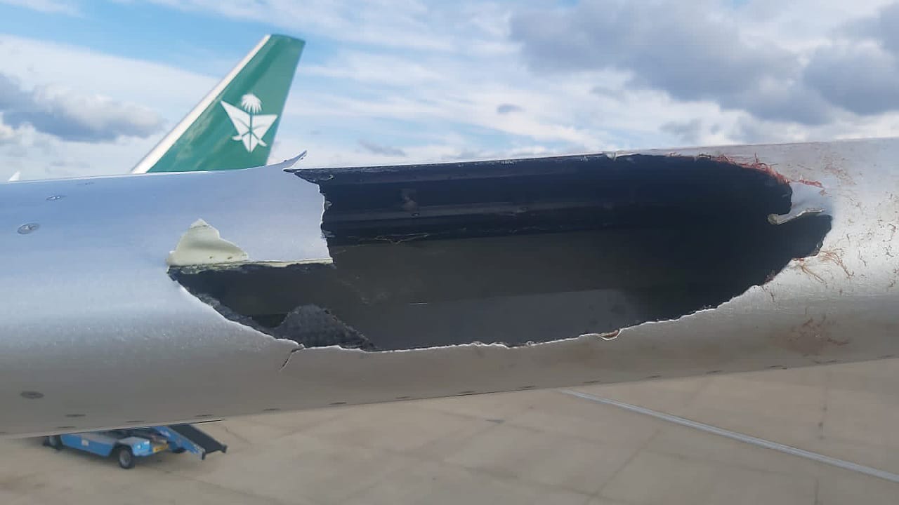 الكشف عن تفاصيل اصطدام طائر بطائرة الخطوط السعودية .. صور