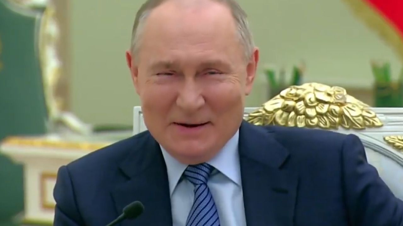 بوتين لـ إحدى الفائزات في مسابقة قادة روسيا : الزي العسكري يليق بكِ .. فيديو