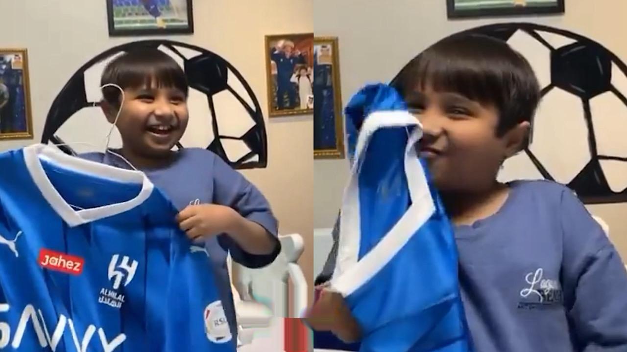 فرحة طفل هلالي بمفاجئته بقميص نيمار وتوقيعه .. فيديو