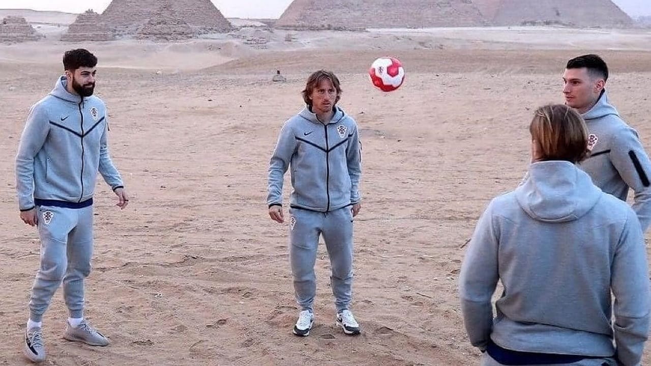 مودريتش يستمتع بلعب كرة القدم أمام الأهرامات .. فيديو