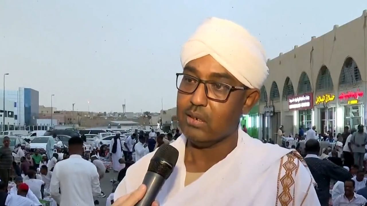 وفاء لزوجته.. سوداني يقيم سفرة رمضانية يومية في الرياض .. فيديو