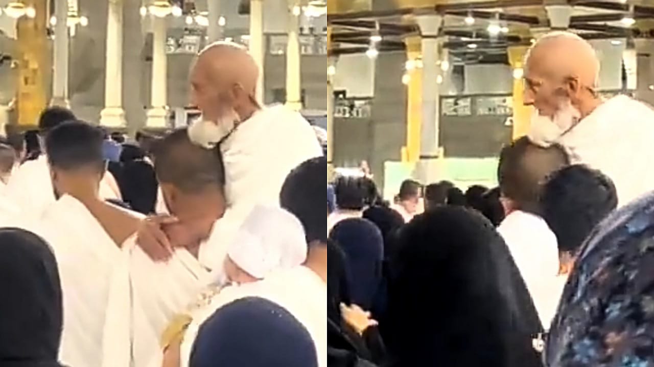 رجل يحمل والده على كتفه أثناء أداء مناسك العمرة .. فيديو