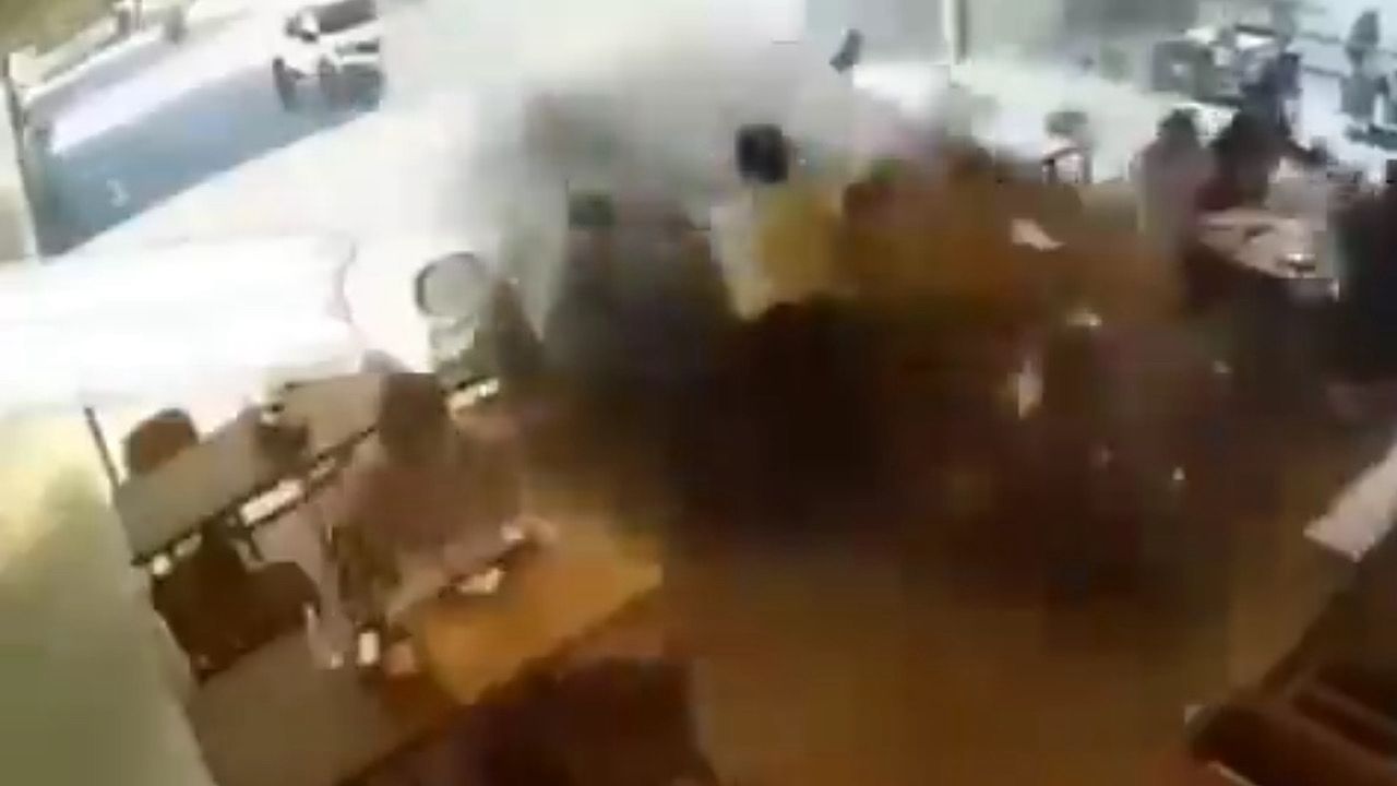 ردة فعل زوجة تم إبلاغها بأن زوجها في مطعم مع عشيقته .. فيديو