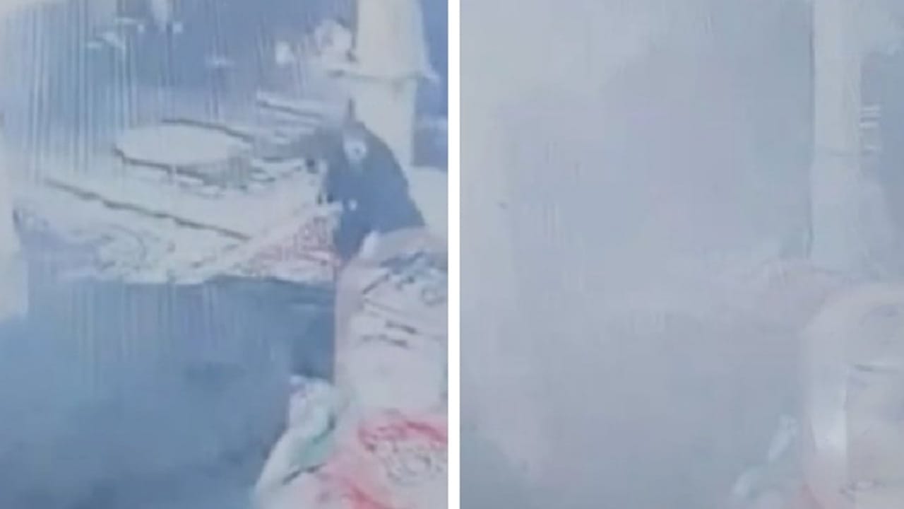 لحظة هروب المصلين بعد انفجار مروع داخل مسجد في  ‎إيران.. فيديو