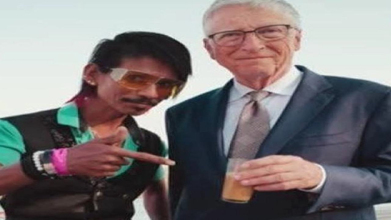 رد صادم من بائع شاي هندي بعد ظهوره مع الملياردير بيل جيتس .. فيديو