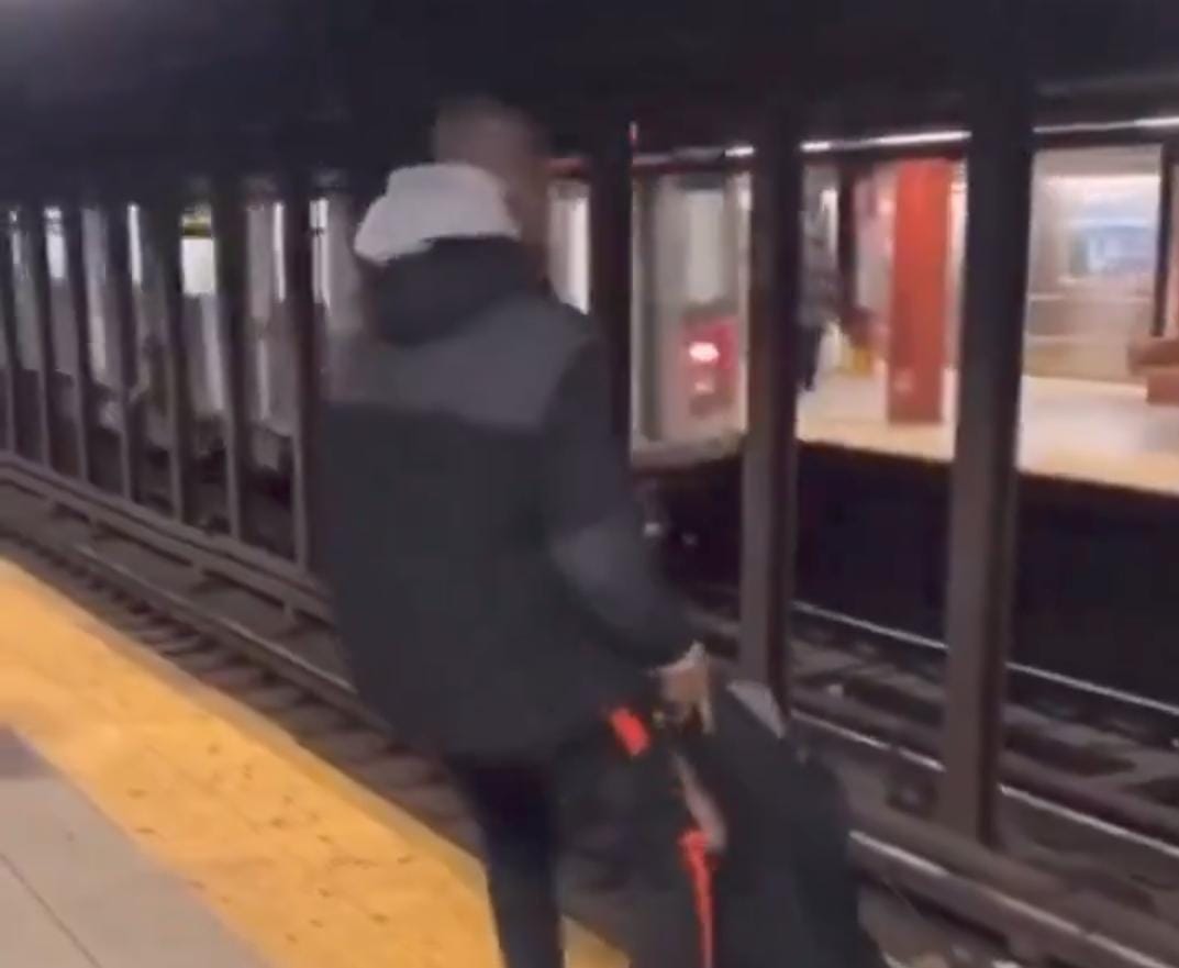 رجل ينقذ آخر بعدما سقط على سكة القطار أثناء شجاره معه .. فيديو رجل ينقذ آخر بعدما سقط على سكة القطار أثناء شجاره معه .. فيديو