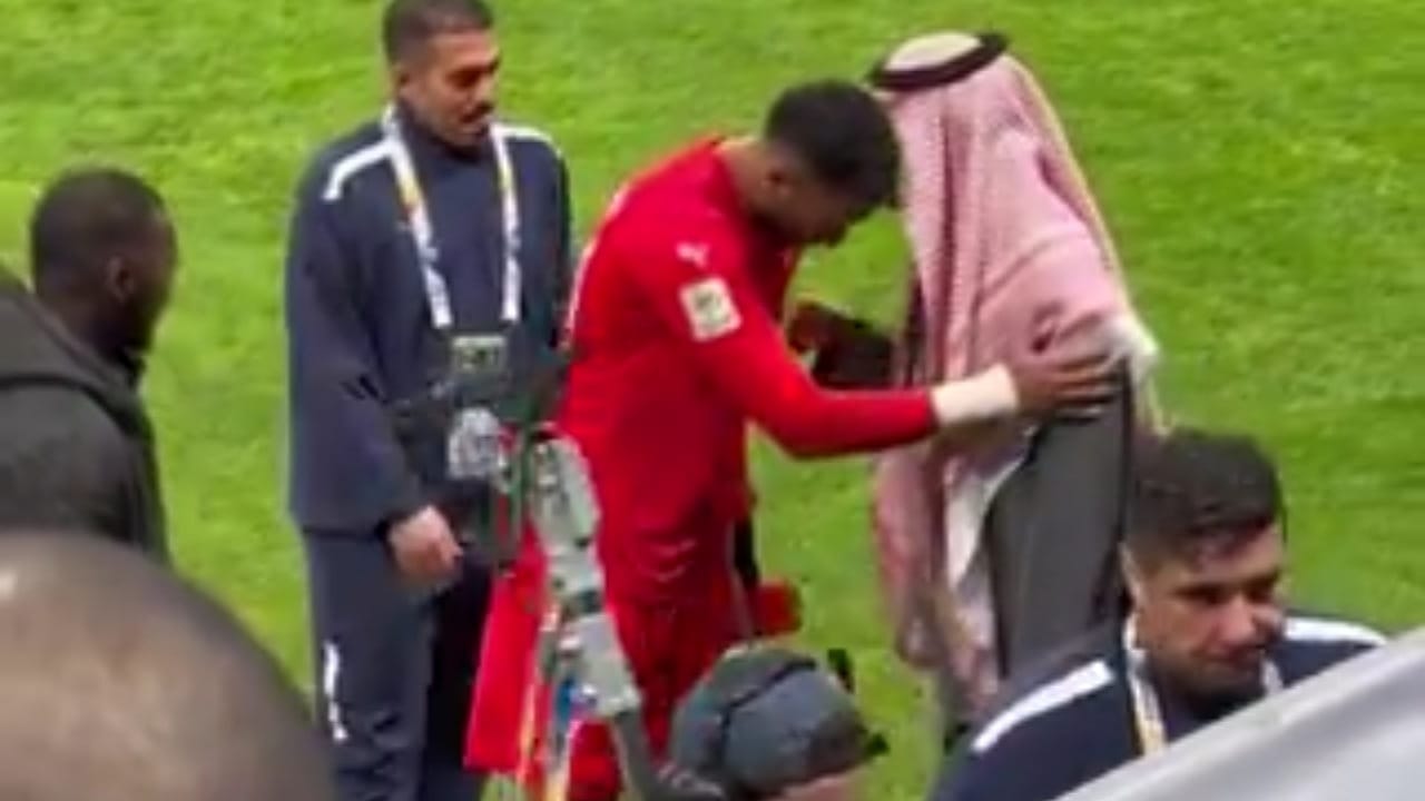 رئيس ‎الهلال يحيي العويس بعد تألقه في المباراة .. فيديو