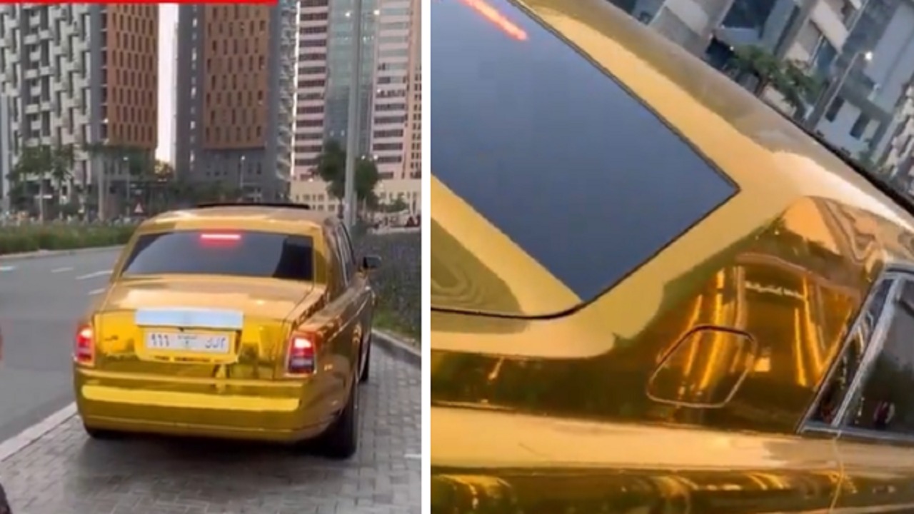 مواطن يستعرض سيارته الرولز رويس الذهبية.. فيديو