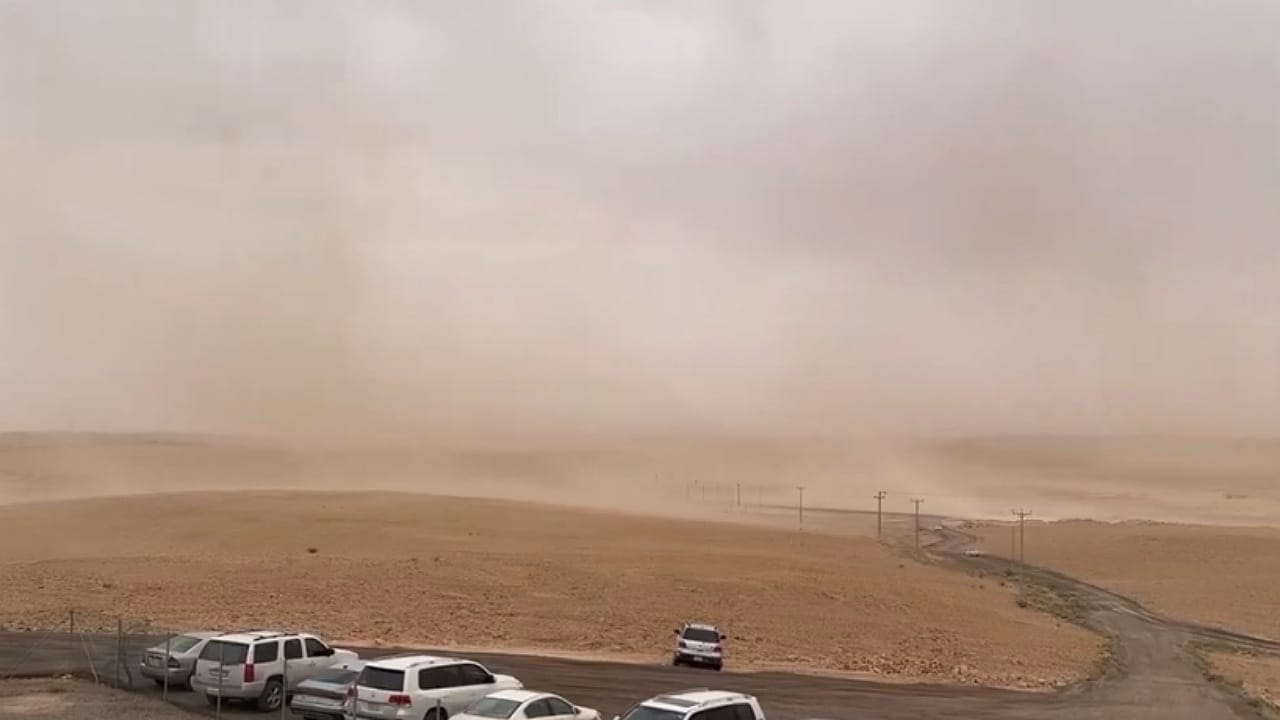 عاصفة ترابية شديدة على مرصد تمير قُبيل بدء ترائي هلال رمضان .. فيديو