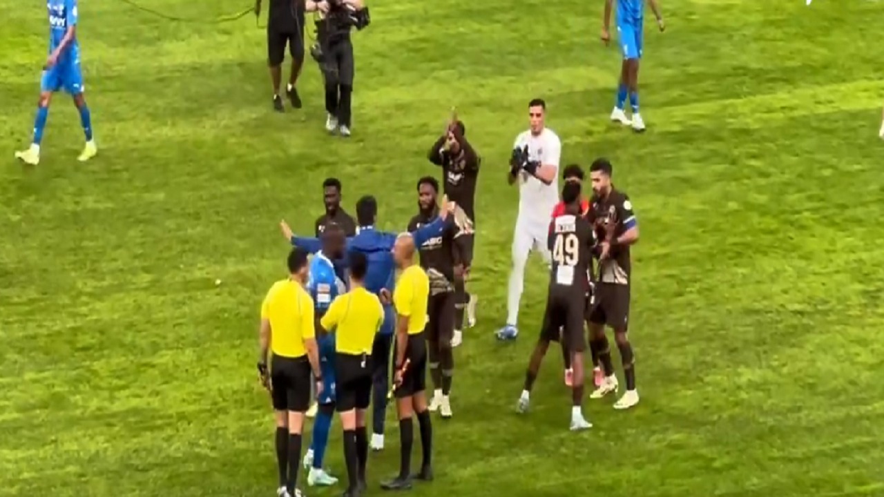 لاعبو ضمك يصفقون للحكم بعد إطلاقه صافرة نهاية المباراة .. فيديو