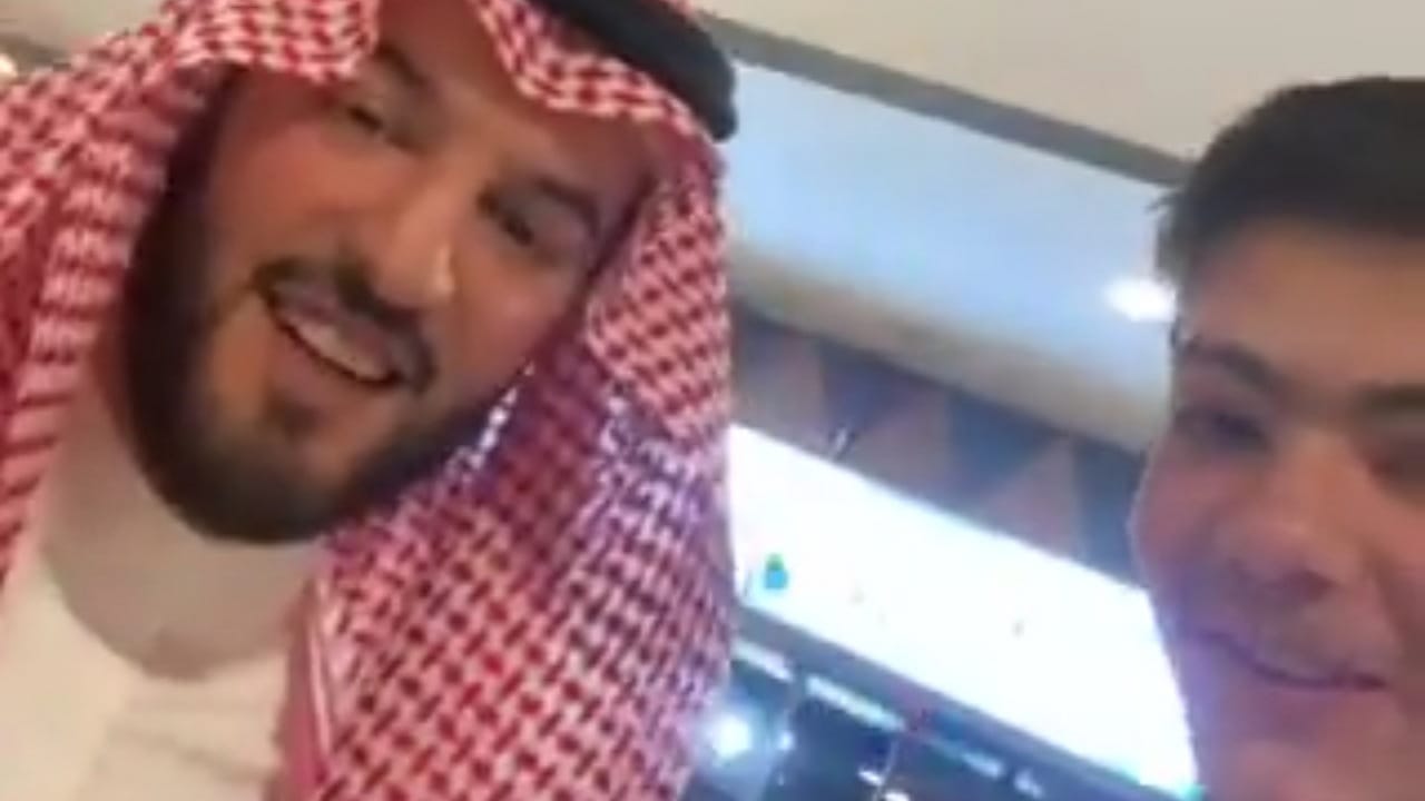 شاب يوثق لقائه برئيس الهلال ولاعبيه .. فيديو
