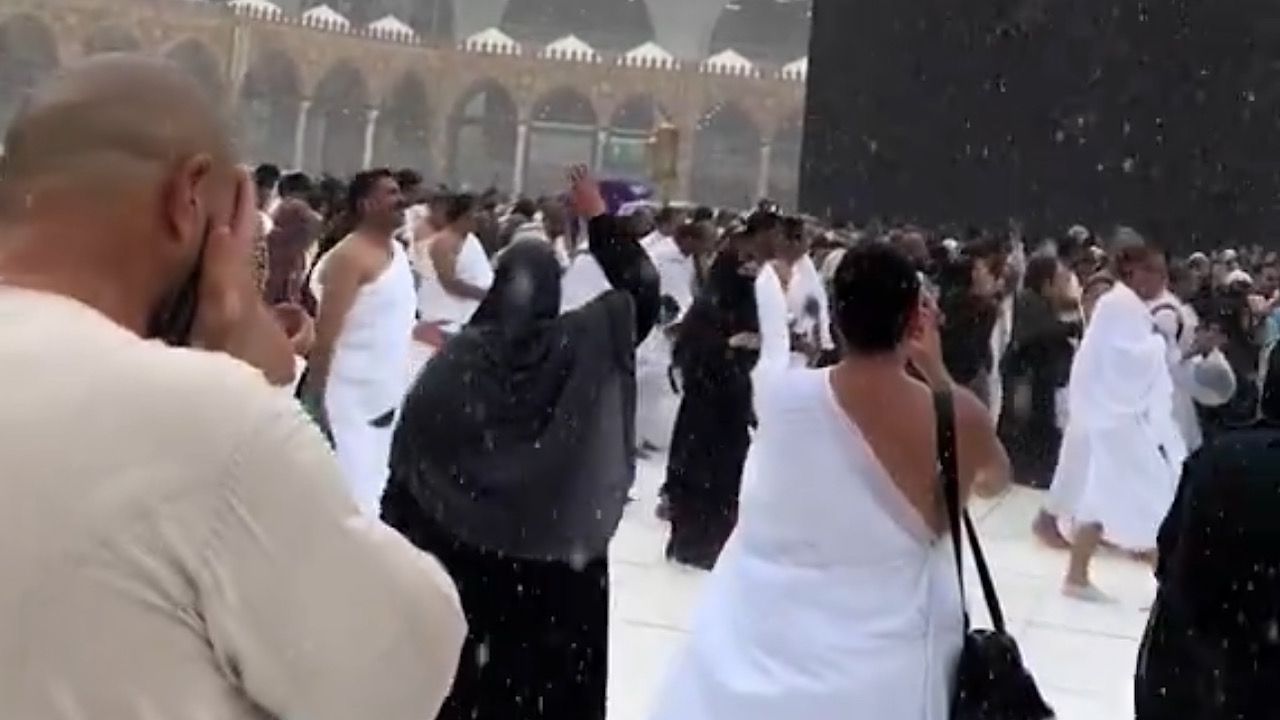 مشهد يأسر القلوب لأمطار الخير في الحرم المكي ..فيديو