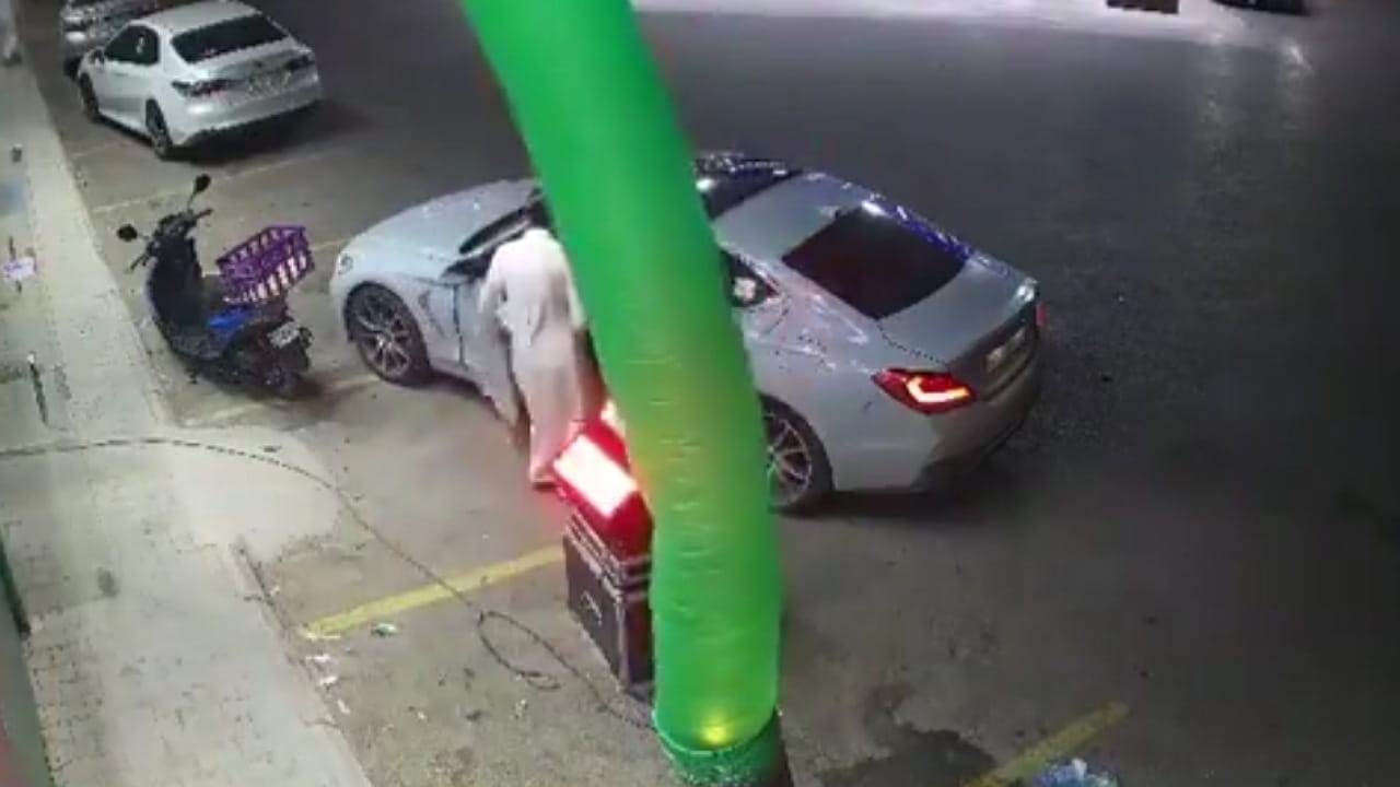 سرعة بديهة رجل حاول لص سرقة سيارته .. فيديو