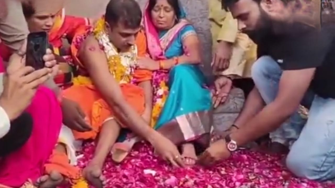 هندي يهدي والدته حذاء مصنوع من جلد فخذه الأيسر .. فيديو