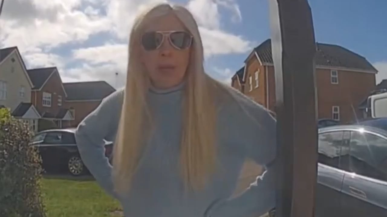 سيدة بريطانية تطلب من جارها المسلم معرفة طريقة التسجيل من أجل الصيام .. فيديو