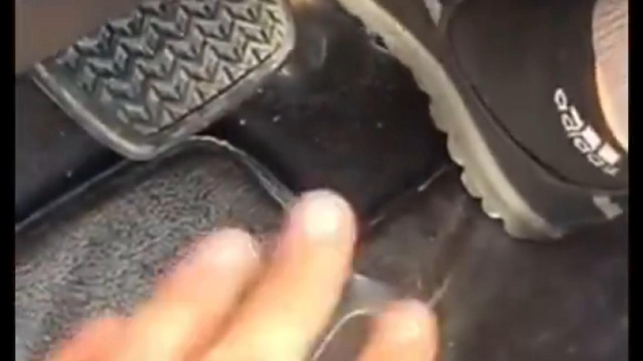 مقطع طريف لـ يزيد الراجحي وهو يدرب والدته على قيادة السيارة .. فيديو