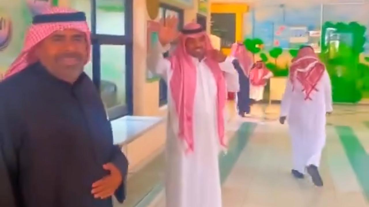 فرحة معلمين في آخر يوم عمل قبل إجازة عيد الفطر .. فيديو