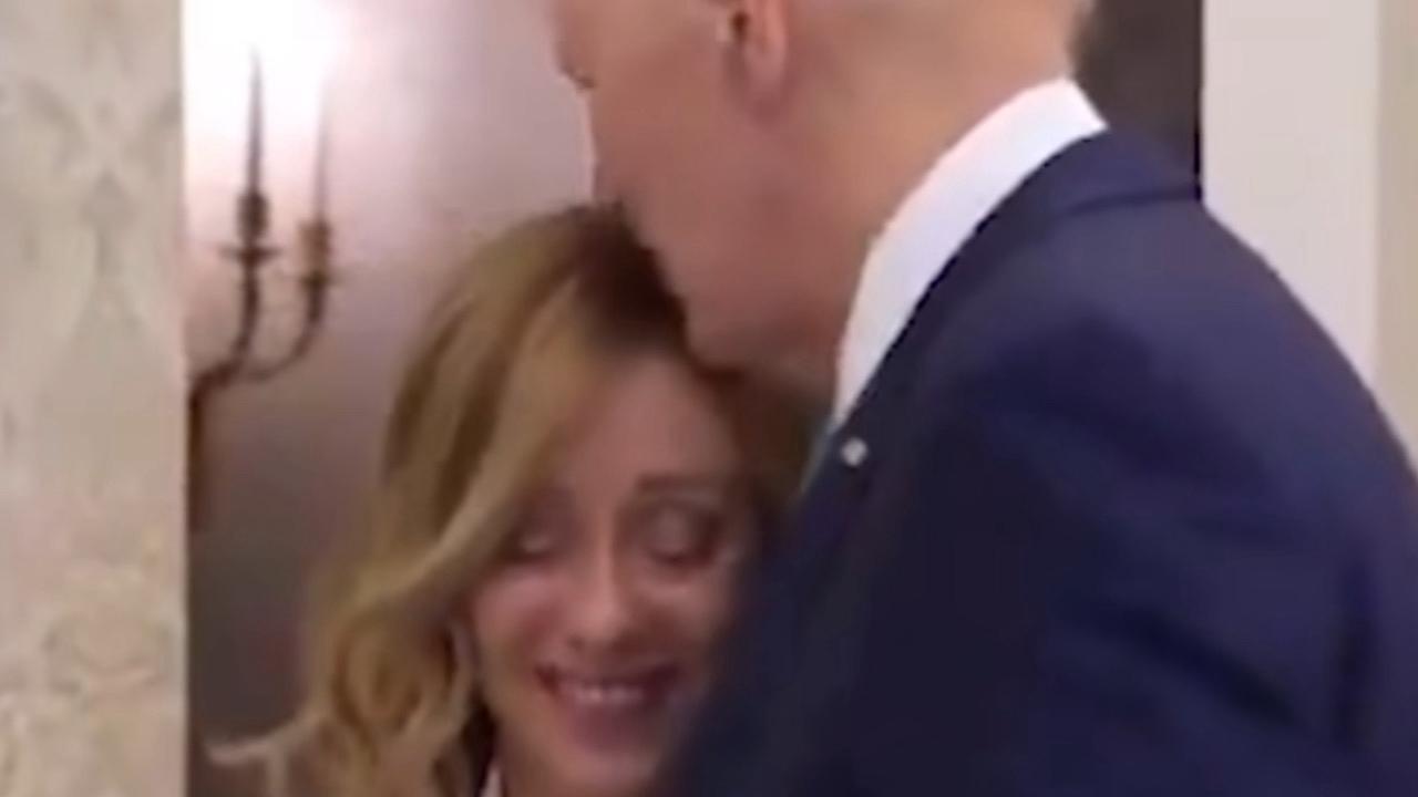بقبلة وعرض زواج بايدن يخرج عن البروتوكلات الرسمية مع رئيسة وزراء إيطاليا .. فيديو